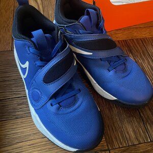 Nike Team Hustle Basketball shoes size 5Y